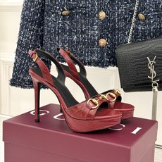 Gucci/古驰26WF新品马衔扣 鱼嘴防水台细跟高跟凉鞋 演绎复古奢华与现代气场的融合之作。 标志性金属马衔扣点缀鱼嘴 Gucci/古驰26WF新品马衔扣 鱼嘴防水台细跟高跟凉鞋 演绎复古奢华与现代气场的融合之作。 标志性金属马衔扣点缀鱼嘴