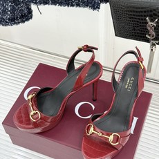 Gucci/古驰26WF新品马衔扣 鱼嘴防水台细跟高跟凉鞋 演绎复古奢华与现代气场的融合之作。 标志性金属马衔扣点缀鱼嘴 Gucci/古驰26WF新品马衔扣 鱼嘴防水台细跟高跟凉鞋 演绎复古奢华与现代气场的融合之作。 标志性金属马衔扣点缀鱼嘴