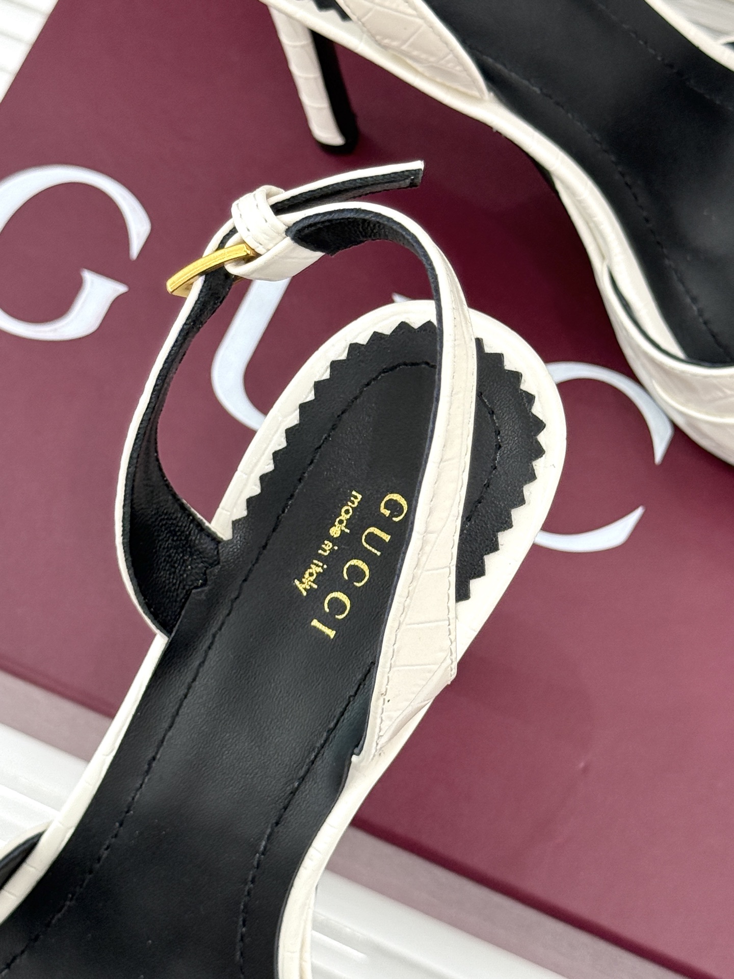 Gucci/古驰26WF新品马衔扣 鱼嘴防水台细跟高跟凉鞋 演绎复古奢华与现代气场的融合之作。 标志性金属马衔扣点缀鱼嘴