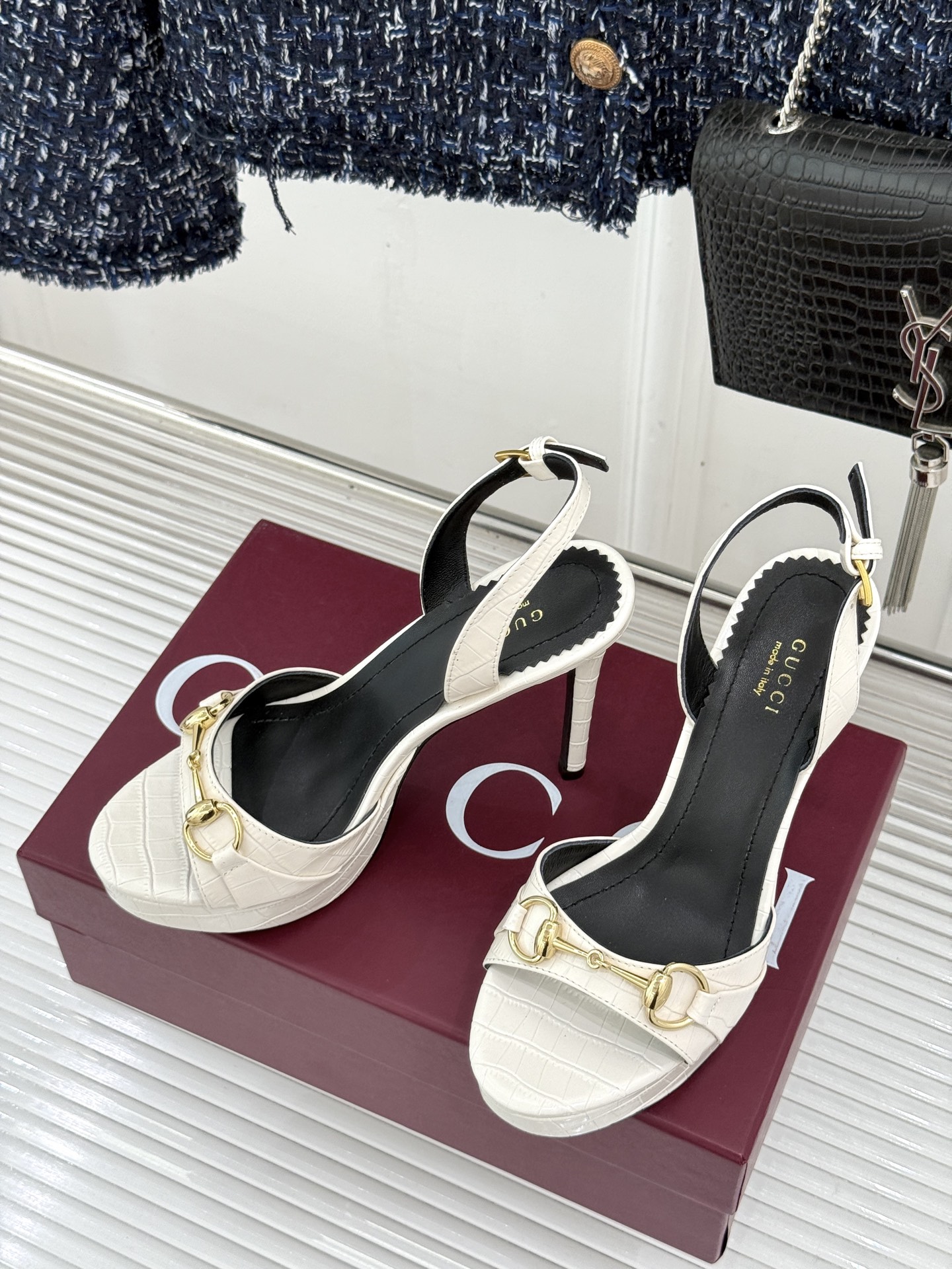 Gucci/古驰26WF新品马衔扣 鱼嘴防水台细跟高跟凉鞋 演绎复古奢华与现代气场的融合之作。 标志性金属马衔扣点缀鱼嘴