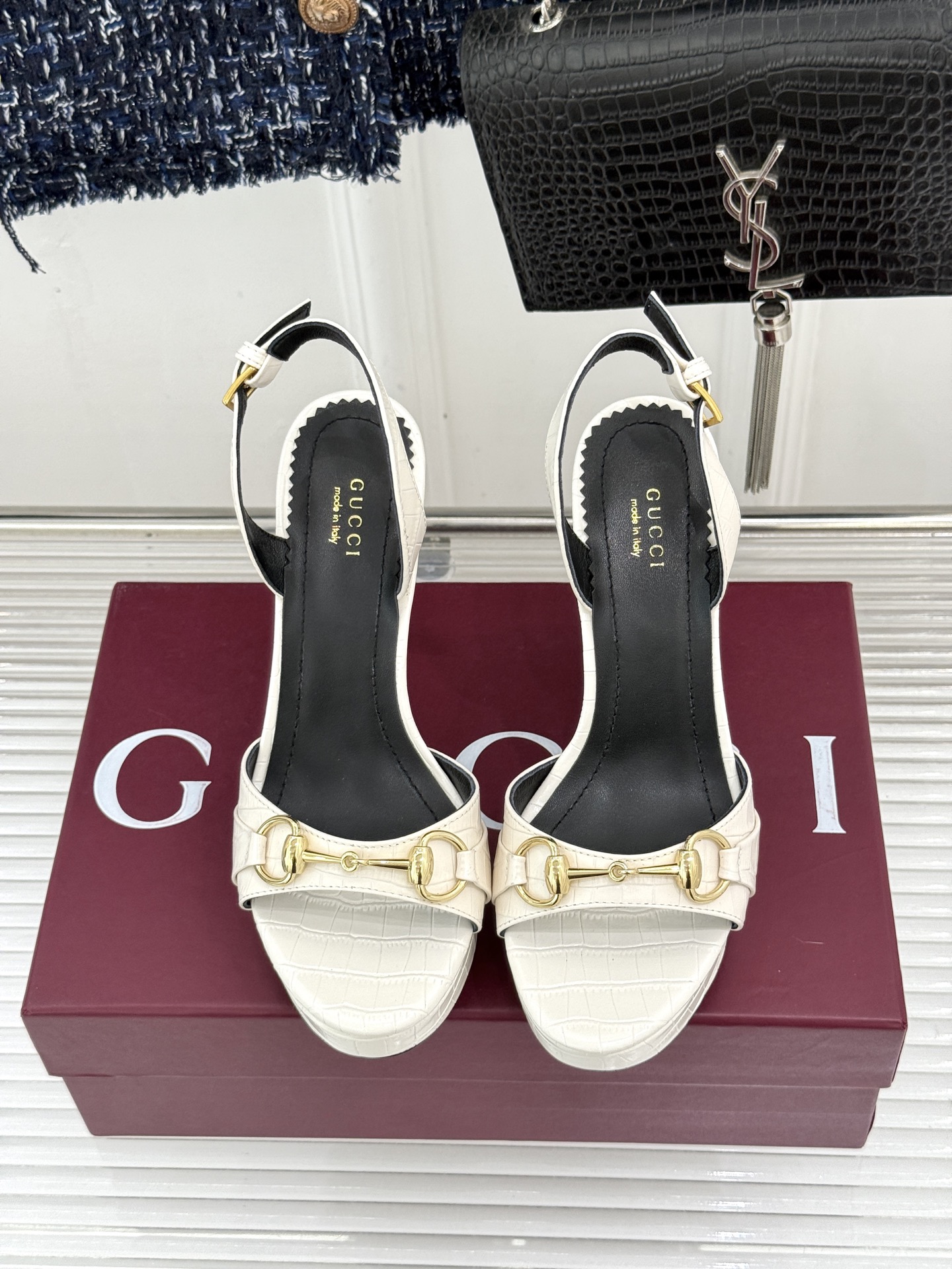 Gucci/古驰26WF新品马衔扣 鱼嘴防水台细跟高跟凉鞋 演绎复古奢华与现代气场的融合之作。 标志性金属马衔扣点缀鱼嘴