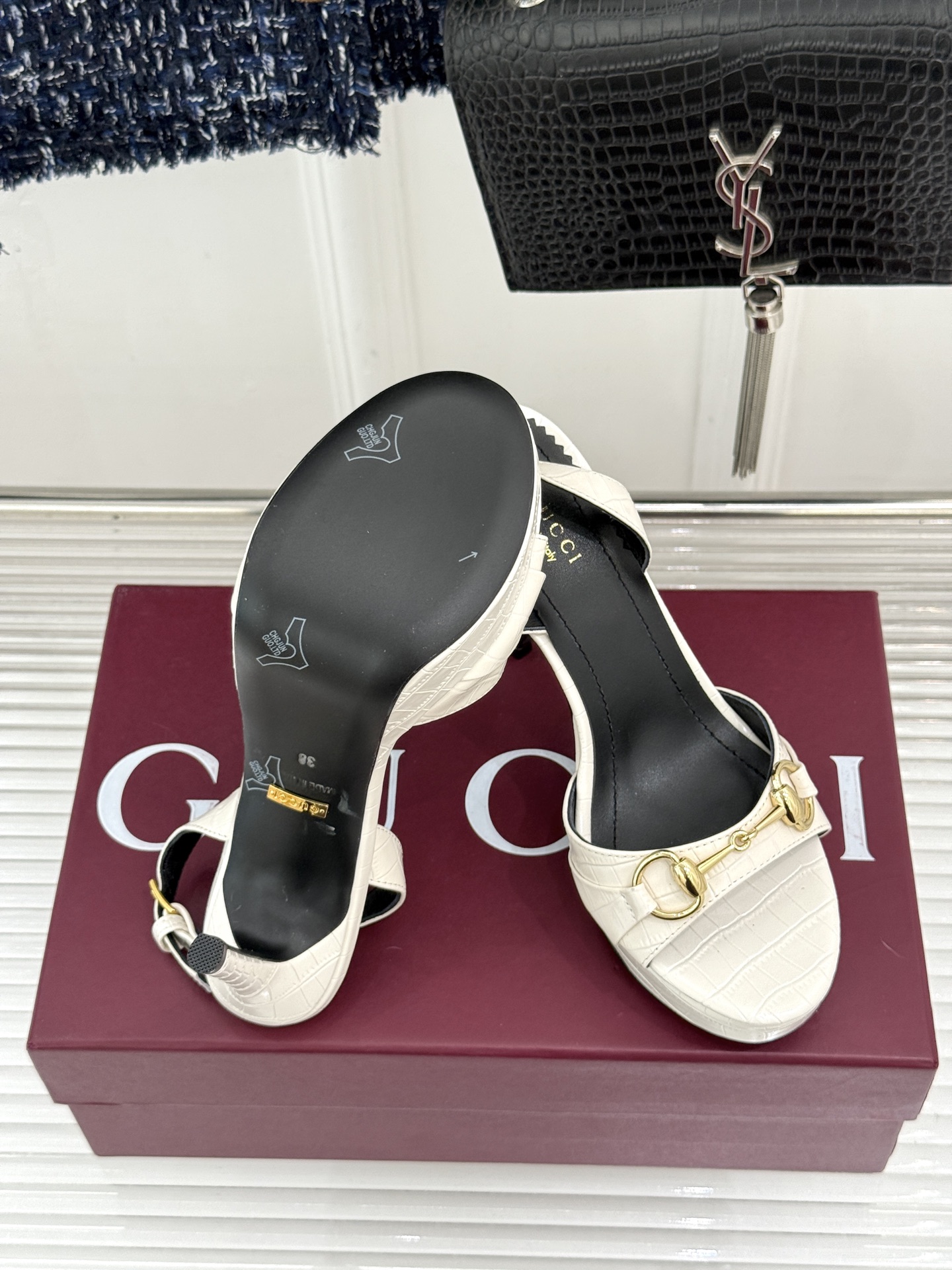 Gucci/古驰26WF新品马衔扣 鱼嘴防水台细跟高跟凉鞋 演绎复古奢华与现代气场的融合之作。 标志性金属马衔扣点缀鱼嘴