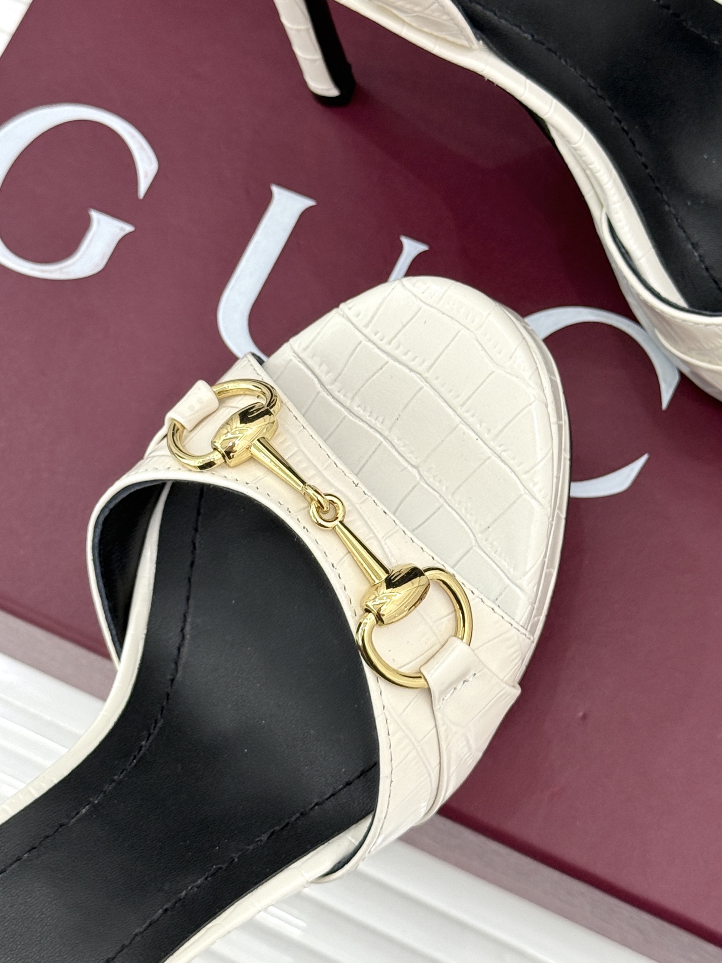 Gucci/古驰26WF新品马衔扣 鱼嘴防水台细跟高跟凉鞋 演绎复古奢华与现代气场的融合之作。 标志性金属马衔扣点缀鱼嘴