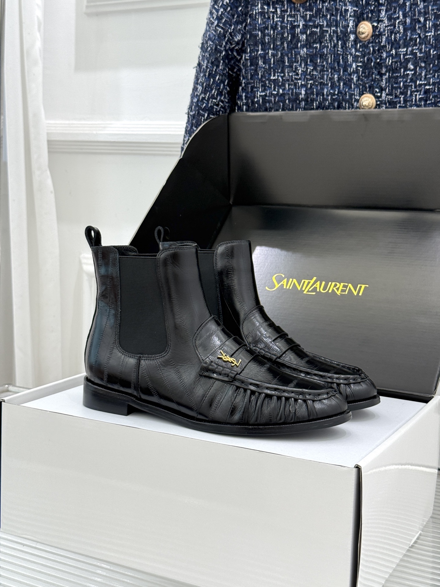 NO:930448,(With original airplane box) saintlaurent/YSL Saint Laurent 26WF new pleated Chelsea short boots. A must-have cool item for autumn and winter wardrobe. The upper and lower feet instantly become a modern urban beauty. Effortless French cool temperament. Italian calfskin has a delicate touch. The elastic boot shaft fits the curve of the ankle. The low-heeled design is easy to walk without tiring the feet. The cool rock and roll atmosphere is full. The neat tailoring modifies the leg lines. The matte black tone brings a sense of luxury!  It can be worn with suits and jeans, and you can walk around all day without any burden. Luxury brand short boots can be worn with your eyes closed without stepping on thunder. It is easy to choose high-end autumn and winter outfits. There is a cool aura in every step. The fabric is made of original customized leather. The lining is sheepskin. Italian imported leather outsole size 35-39 (customized for 40/41) No. 87420260716, boots, saint laurent, saint  laurent,saint laurent,boots,business suit,cowhide,sheepskin,leather soles19860909（配原版飞机盒） saintlaurent/YSL圣罗兰26WF 新品褶皱切尔西短靴 秋冬衣橱必备酷飒单品 上脚秒变摩登都市丽人 不费力的法式冷艳气质 意产小牛皮触感细腻 弹力靴筒贴合脚踝弧度 低跟设计好走又不累脚 冷冽摇滚氛围感拉满 利落剪裁修饰腿型线条 哑光黑调自带高级感！ 搭西装牛仔皆可适配 暴走整日也毫无负担 奢牌短靴闭眼入不踩雷 轻松拿捏秋冬高阶穿搭 步履间尽是飒爽气场 面料采用原版定制皮料 内里踮脚均为羊皮 意大利进口真皮大底 size35-39（40/41定制） 编号87420260716,靴子,saint laurent,saint laurent,saint laurent,boots,business suit,cowhide,sheepskin,Leather soles,Women's Shoes