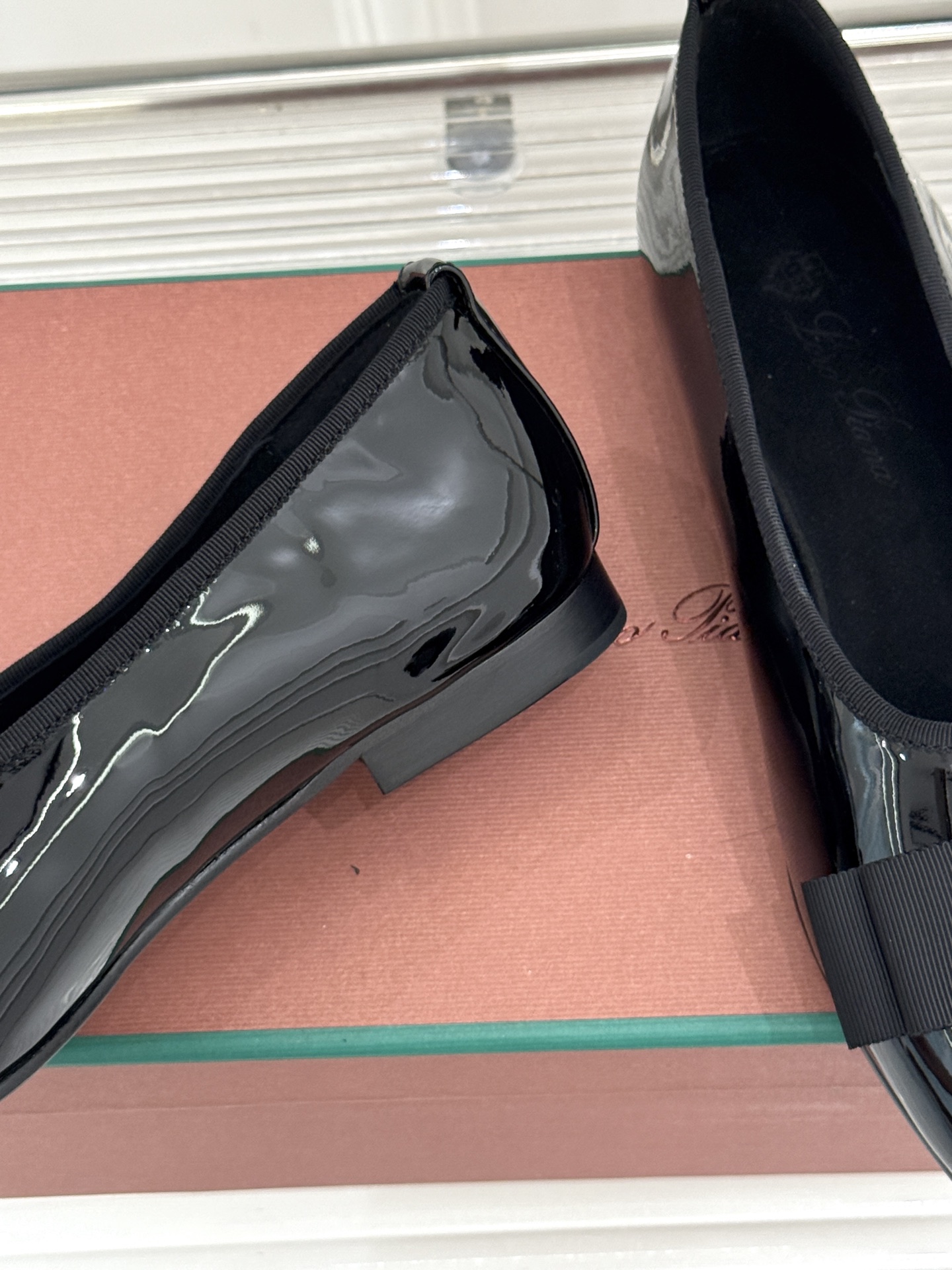 Loro Piana/LWF新品复古 蝴蝶结平底芭蕾舞鞋单鞋 意式匠心手工打造 小羊皮面触感柔润细腻 缎面结饰优雅点睛 