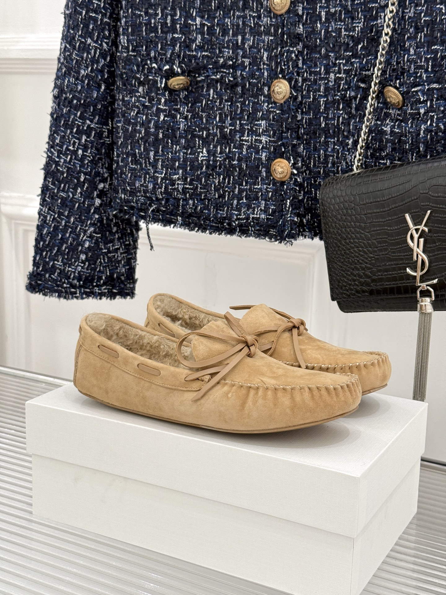 NO:930430,The Row 26WF New Product Retro Bow Wool Bean Shoes Furry Shoes Warm Foot-feeling Ceiling in Autumn and Winter Delicate leather is soft and skin-friendly Lambswool lining is as warm and waxy as clouds Exquisite bow-embellished toe cap Beanie soft sole for light and comfortable walking Italian ingenuity is hidden in handmade details No logo design shows a sense of low luxury Old money relaxed atmosphere directly fills the room Highly suitable for home and outdoor wear Feels as soft as stepping into the clouds  Wear it with cashmere pants for a lazy and stylish look. Pair it with a coat to show your high-end texture. Unobtrusive taste is the most touching. People who know the industry can recognize the goods at a glance. The quiet and luxurious treasures in the shoe cabinet are soft and waxy when worn barefoot. It is a cure for commuting at home in winter. Close your eyes and don't step on Thor shoes!  The fabric is made of original customized leather. The inner tiptoe is made of sheepskin. The original molded custom anti-slip outsole size35-39 (customized in 40) No. 93620260717, loafers, loafers, sheepskin19860909The Row 26WF新品复古 蝴蝶结羊毛豆豆鞋毛毛鞋 秋冬暖脚氛围感天花板 细腻皮革柔润亲肤 羊羔毛内里暖糯如云 精巧蝴蝶结缀饰鞋头 豆豆软底步履轻盈自在 意式匠心藏于手工细节 无logo设计尽显低奢感 老钱松弛氛围直接拉满 居家外穿适配度超高 踩进云般软乎脚感 搭羊绒裤慵懒有格调 配大衣尽显高级质感 不张扬的品味最动人 懂行的人一眼便识货 鞋柜里静奢宝藏款 赤脚穿也软糯不磨脚 冬日通勤居家都治愈 闭眼入不踩雷神鞋！ 面料采用原版定制皮料 内里踮脚均为羊皮 原版开模定制防滑大底 size35-39（40定制） 编号93620260717,乐福鞋,loafers,sheepskin,Women's Shoes