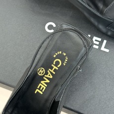 CHANE*|小香26B新品双C 书包扣方头粗跟后空凉鞋 衣橱里必备宝藏凉鞋 经典书包扣复刻复古腔调 双C徽标暗藏精致辨 CHANE*|小香26B新品双C 书包扣方头粗跟后空凉鞋 衣橱里必备宝藏凉鞋 经典书包扣复刻复古腔调 双C徽标暗藏精致辨