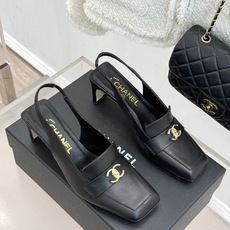 CHANE*|小香26B新品双C 书包扣方头粗跟后空凉鞋 衣橱里必备宝藏凉鞋 经典书包扣复刻复古腔调 双C徽标暗藏精致辨 CHANE*|小香26B新品双C 书包扣方头粗跟后空凉鞋 衣橱里必备宝藏凉鞋 经典书包扣复刻复古腔调 双C徽标暗藏精致辨