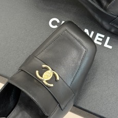CHANE*|小香26B新品双C 书包扣方头粗跟后空凉鞋 衣橱里必备宝藏凉鞋 经典书包扣复刻复古腔调 双C徽标暗藏精致辨 CHANE*|小香26B新品双C 书包扣方头粗跟后空凉鞋 衣橱里必备宝藏凉鞋 经典书包扣复刻复古腔调 双C徽标暗藏精致辨