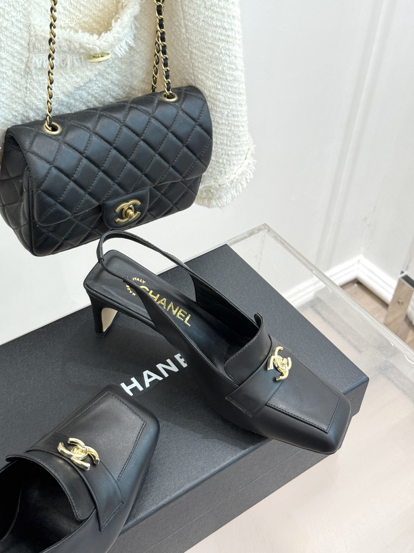 CHANE*|小香26B新品双C 书包扣方头粗跟后空凉鞋 衣橱里必备宝藏凉鞋 经典书包扣复刻复古腔调 双C徽标暗藏精致辨 CHANE*|小香26B新品双C 书包扣方头粗跟后空凉鞋 衣橱里必备宝藏凉鞋 经典书包扣复刻复古腔调 双C徽标暗藏精致辨
