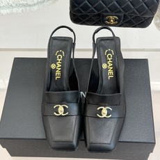 CHANE*|小香26B新品双C 书包扣方头粗跟后空凉鞋 衣橱里必备宝藏凉鞋 经典书包扣复刻复古腔调 双C徽标暗藏精致辨 CHANE*|小香26B新品双C 书包扣方头粗跟后空凉鞋 衣橱里必备宝藏凉鞋 经典书包扣复刻复古腔调 双C徽标暗藏精致辨