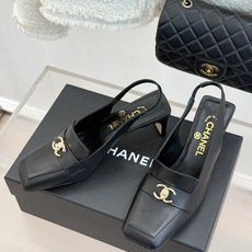 CHANE*|小香26B新品双C 书包扣方头粗跟后空凉鞋 衣橱里必备宝藏凉鞋 经典书包扣复刻复古腔调 双C徽标暗藏精致辨 CHANE*|小香26B新品双C 书包扣方头粗跟后空凉鞋 衣橱里必备宝藏凉鞋 经典书包扣复刻复古腔调 双C徽标暗藏精致辨