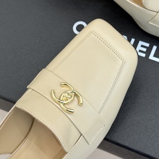 CHANE*|小香26B新品双C 书包扣方头粗跟后空凉鞋 衣橱里必备宝藏凉鞋 经典书包扣复刻复古腔调 双C徽标暗藏精致辨 CHANE*|小香26B新品双C 书包扣方头粗跟后空凉鞋 衣橱里必备宝藏凉鞋 经典书包扣复刻复古腔调 双C徽标暗藏精致辨