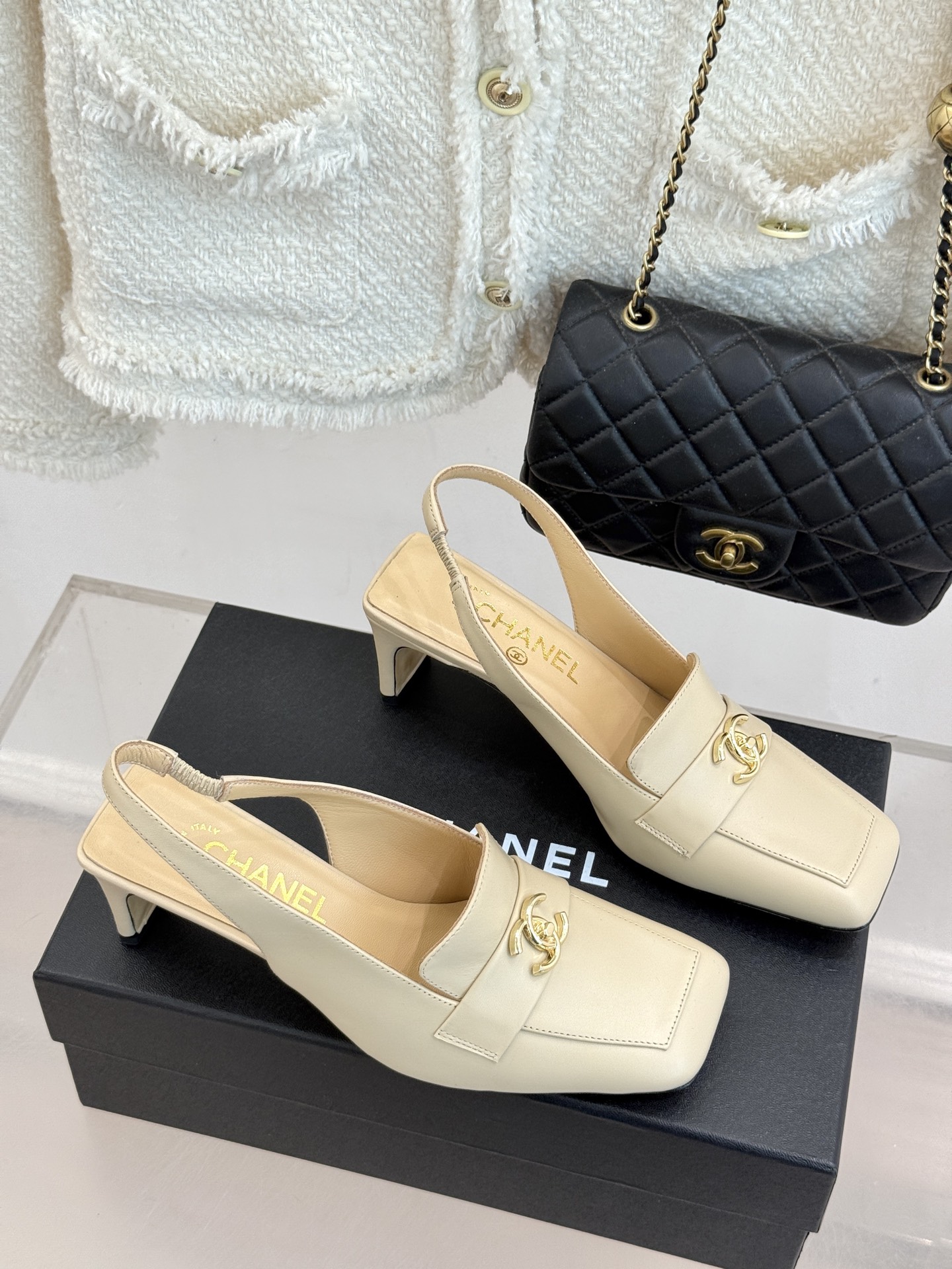 CHANE*|小香26B新品双C 书包扣方头粗跟后空凉鞋 衣橱里必备宝藏凉鞋 经典书包扣复刻复古腔调 双C徽标暗藏精致辨 CHANE*|小香26B新品双C 书包扣方头粗跟后空凉鞋 衣橱里必备宝藏凉鞋 经典书包扣复刻复古腔调 双C徽标暗藏精致辨