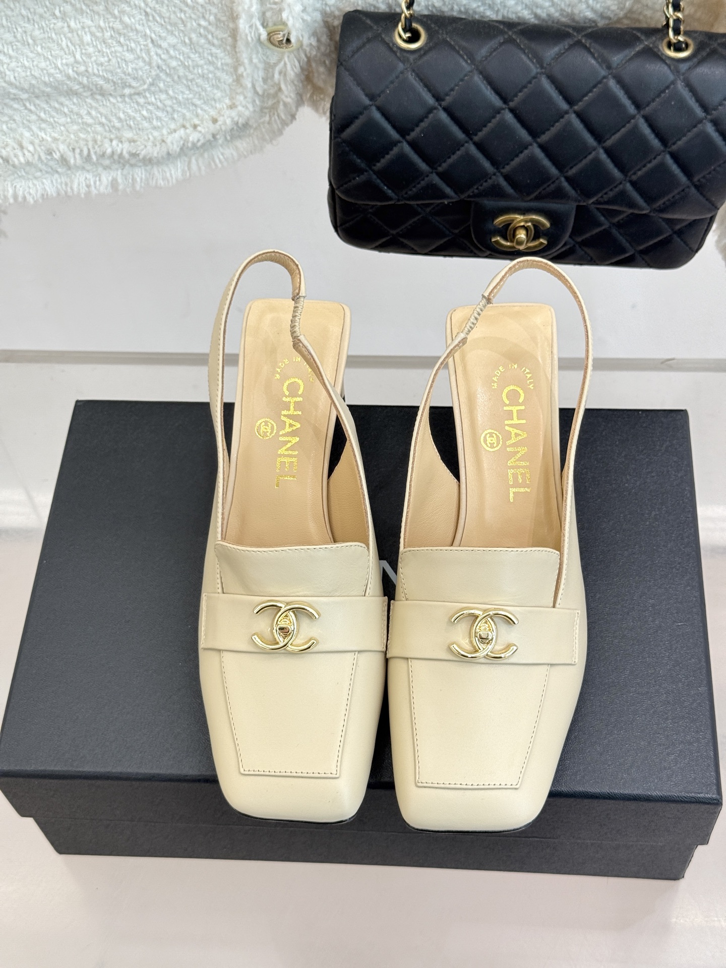 CHANE*|小香26B新品双C 书包扣方头粗跟后空凉鞋 衣橱里必备宝藏凉鞋 经典书包扣复刻复古腔调 双C徽标暗藏精致辨 CHANE*|小香26B新品双C 书包扣方头粗跟后空凉鞋 衣橱里必备宝藏凉鞋 经典书包扣复刻复古腔调 双C徽标暗藏精致辨