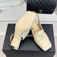 CHANE*|小香26B新品双C 书包扣方头粗跟后空凉鞋 衣橱里必备宝藏凉鞋 经典书包扣复刻复古腔调 双C徽标暗藏精致辨 CHANE*|小香26B新品双C 书包扣方头粗跟后空凉鞋 衣橱里必备宝藏凉鞋 经典书包扣复刻复古腔调 双C徽标暗藏精致辨