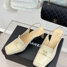 CHANE*|小香26B新品双C 书包扣方头粗跟后空凉鞋 衣橱里必备宝藏凉鞋 经典书包扣复刻复古腔调 双C徽标暗藏精致辨 CHANE*|小香26B新品双C 书包扣方头粗跟后空凉鞋 衣橱里必备宝藏凉鞋 经典书包扣复刻复古腔调 双C徽标暗藏精致辨
