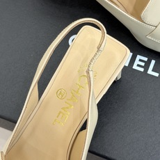 CHANE*|小香26B新品双C 书包扣方头粗跟后空凉鞋 衣橱里必备宝藏凉鞋 经典书包扣复刻复古腔调 双C徽标暗藏精致辨 CHANE*|小香26B新品双C 书包扣方头粗跟后空凉鞋 衣橱里必备宝藏凉鞋 经典书包扣复刻复古腔调 双C徽标暗藏精致辨