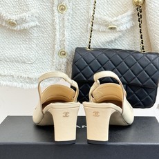 CHANE*|小香26B新品双C 书包扣方头粗跟后空凉鞋 衣橱里必备宝藏凉鞋 经典书包扣复刻复古腔调 双C徽标暗藏精致辨 CHANE*|小香26B新品双C 书包扣方头粗跟后空凉鞋 衣橱里必备宝藏凉鞋 经典书包扣复刻复古腔调 双C徽标暗藏精致辨