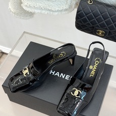 CHANE*|小香26B新品双C 书包扣方头粗跟后空凉鞋 衣橱里必备宝藏凉鞋 经典书包扣复刻复古腔调 双C徽标暗藏精致辨 CHANE*|小香26B新品双C 书包扣方头粗跟后空凉鞋 衣橱里必备宝藏凉鞋 经典书包扣复刻复古腔调 双C徽标暗藏精致辨