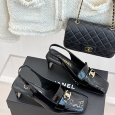 CHANE*|小香26B新品双C 书包扣方头粗跟后空凉鞋 衣橱里必备宝藏凉鞋 经典书包扣复刻复古腔调 双C徽标暗藏精致辨 CHANE*|小香26B新品双C 书包扣方头粗跟后空凉鞋 衣橱里必备宝藏凉鞋 经典书包扣复刻复古腔调 双C徽标暗藏精致辨