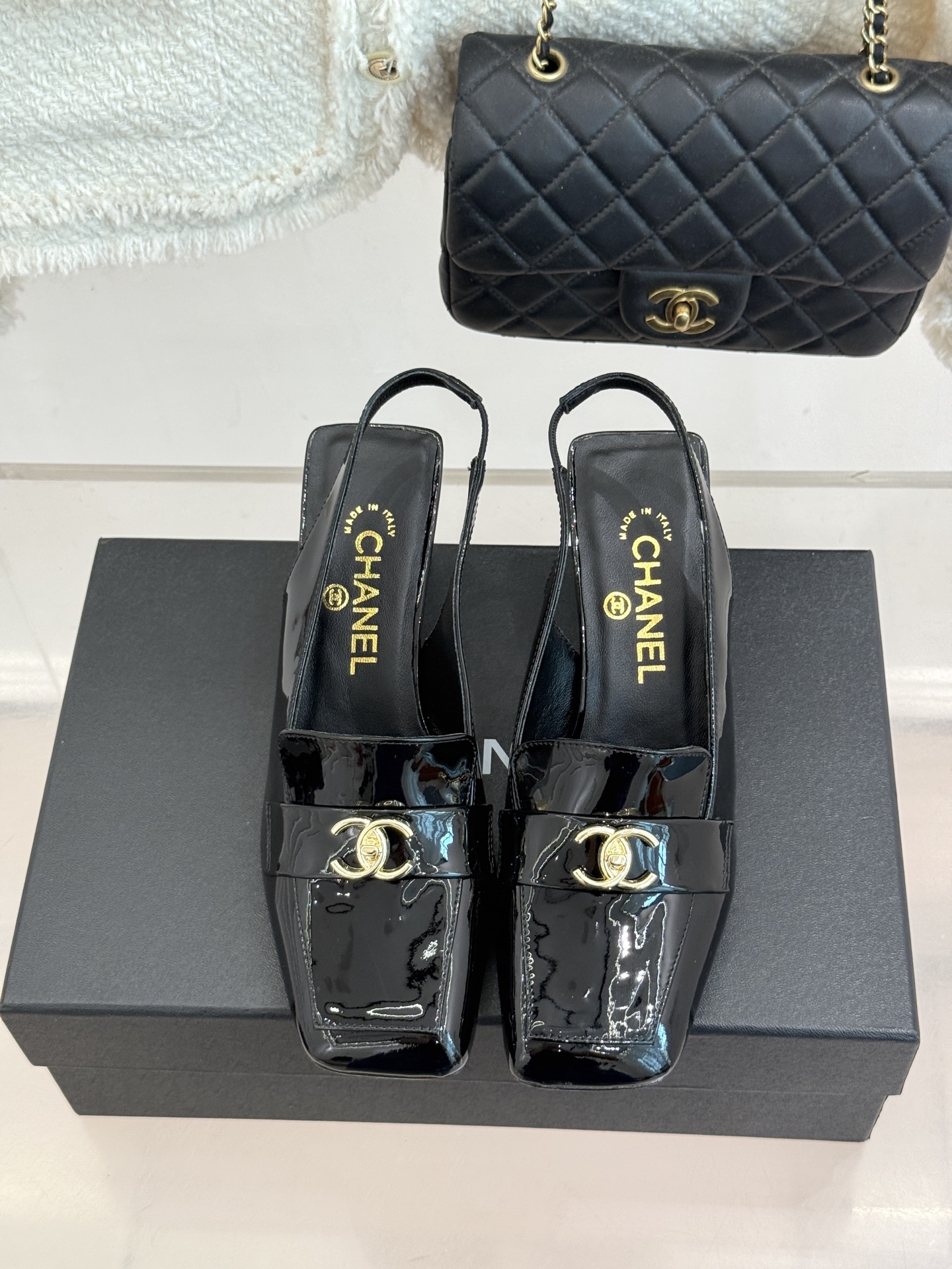 CHANE*|小香26B新品双C 书包扣方头粗跟后空凉鞋 衣橱里必备宝藏凉鞋 经典书包扣复刻复古腔调 双C徽标暗藏精致辨 CHANE*|小香26B新品双C 书包扣方头粗跟后空凉鞋 衣橱里必备宝藏凉鞋 经典书包扣复刻复古腔调 双C徽标暗藏精致辨