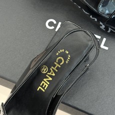 CHANE*|小香26B新品双C 书包扣方头粗跟后空凉鞋 衣橱里必备宝藏凉鞋 经典书包扣复刻复古腔调 双C徽标暗藏精致辨 CHANE*|小香26B新品双C 书包扣方头粗跟后空凉鞋 衣橱里必备宝藏凉鞋 经典书包扣复刻复古腔调 双C徽标暗藏精致辨
