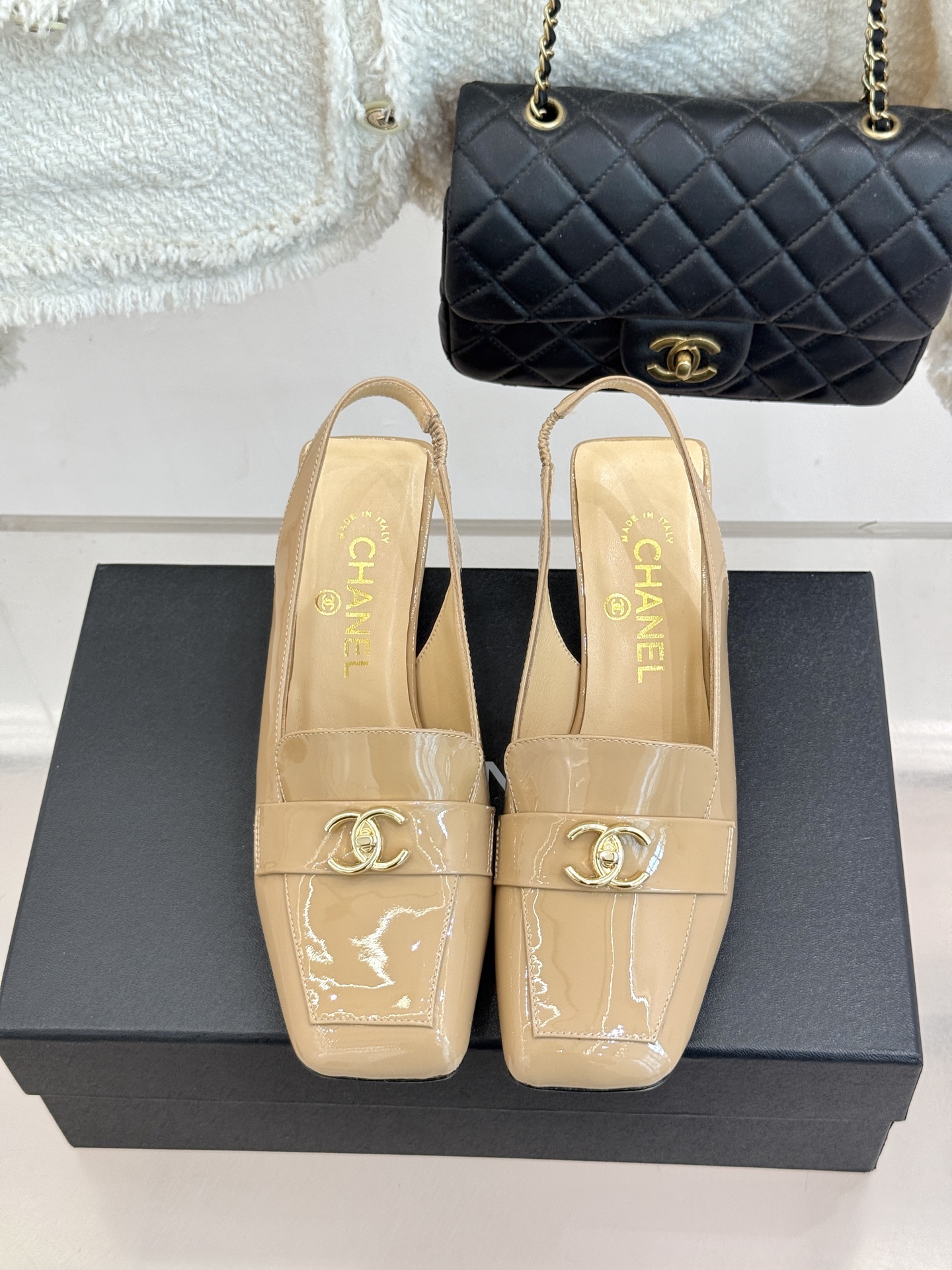 CHANE*|小香26B新品双C 书包扣方头粗跟后空凉鞋 衣橱里必备宝藏凉鞋 经典书包扣复刻复古腔调 双C徽标暗藏精致辨 CHANE*|小香26B新品双C 书包扣方头粗跟后空凉鞋 衣橱里必备宝藏凉鞋 经典书包扣复刻复古腔调 双C徽标暗藏精致辨