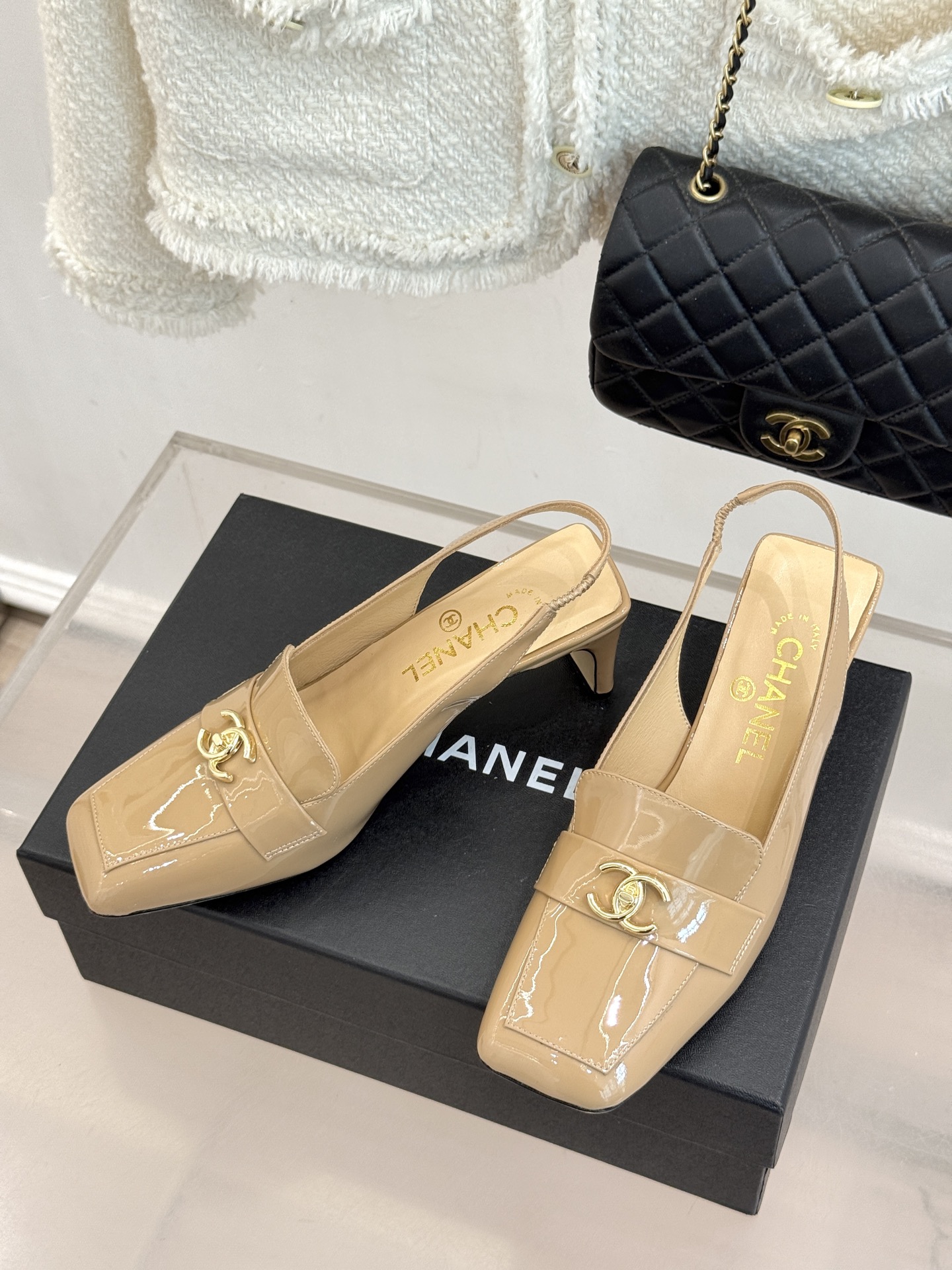 CHANE*|小香26B新品双C 书包扣方头粗跟后空凉鞋 衣橱里必备宝藏凉鞋 经典书包扣复刻复古腔调 双C徽标暗藏精致辨 CHANE*|小香26B新品双C 书包扣方头粗跟后空凉鞋 衣橱里必备宝藏凉鞋 经典书包扣复刻复古腔调 双C徽标暗藏精致辨