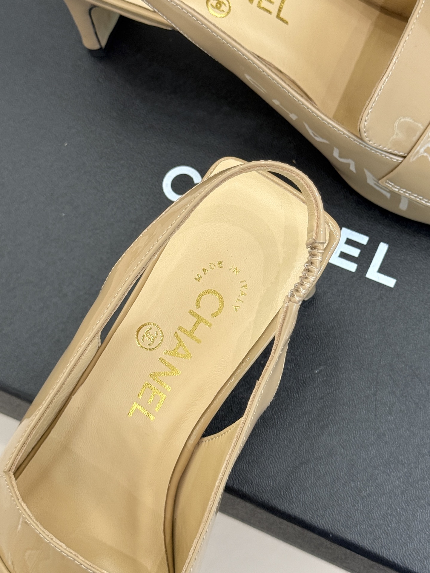 CHANE*|小香26B新品双C 书包扣方头粗跟后空凉鞋 衣橱里必备宝藏凉鞋 经典书包扣复刻复古腔调 双C徽标暗藏精致辨 CHANE*|小香26B新品双C 书包扣方头粗跟后空凉鞋 衣橱里必备宝藏凉鞋 经典书包扣复刻复古腔调 双C徽标暗藏精致辨