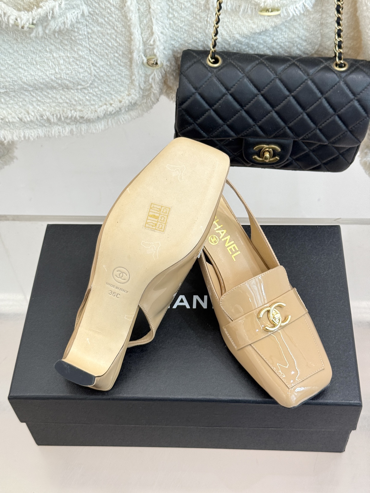 CHANE*|小香26B新品双C 书包扣方头粗跟后空凉鞋 衣橱里必备宝藏凉鞋 经典书包扣复刻复古腔调 双C徽标暗藏精致辨 CHANE*|小香26B新品双C 书包扣方头粗跟后空凉鞋 衣橱里必备宝藏凉鞋 经典书包扣复刻复古腔调 双C徽标暗藏精致辨