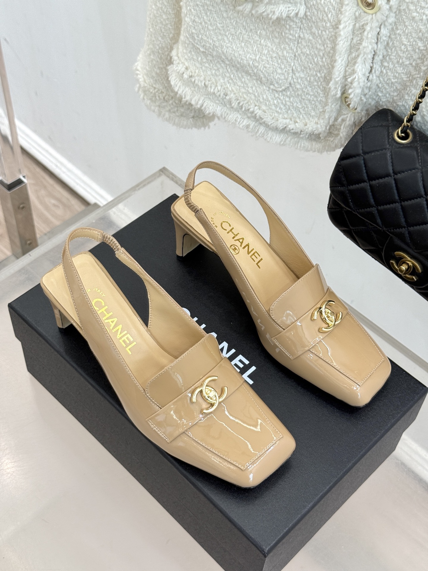 CHANE*|小香26B新品双C 书包扣方头粗跟后空凉鞋 衣橱里必备宝藏凉鞋 经典书包扣复刻复古腔调 双C徽标暗藏精致辨 CHANE*|小香26B新品双C 书包扣方头粗跟后空凉鞋 衣橱里必备宝藏凉鞋 经典书包扣复刻复古腔调 双C徽标暗藏精致辨
