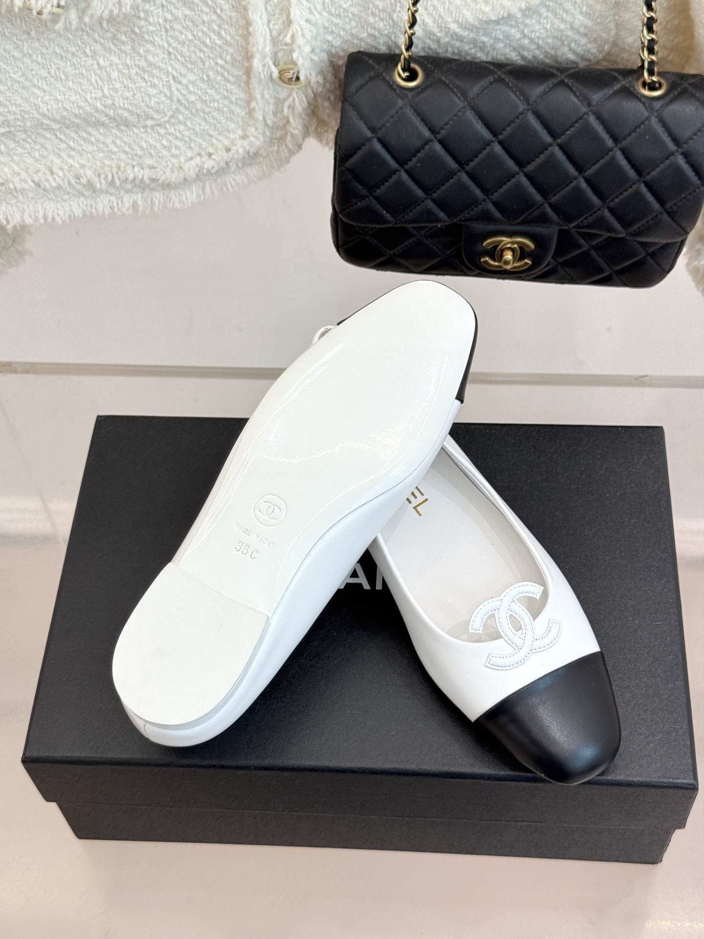 CHANE*|小香26B新品双C 拼色平底芭蕾舞鞋单鞋 经典双C徽标辨识度高 撞色晕染柔雅层次感 小羊皮鞋面细腻如脂 圆 CHANE*|小香26B新品双C 拼色平底芭蕾舞鞋单鞋 经典双C徽标辨识度高 撞色晕染柔雅层次感 小羊皮鞋面细腻如脂 圆