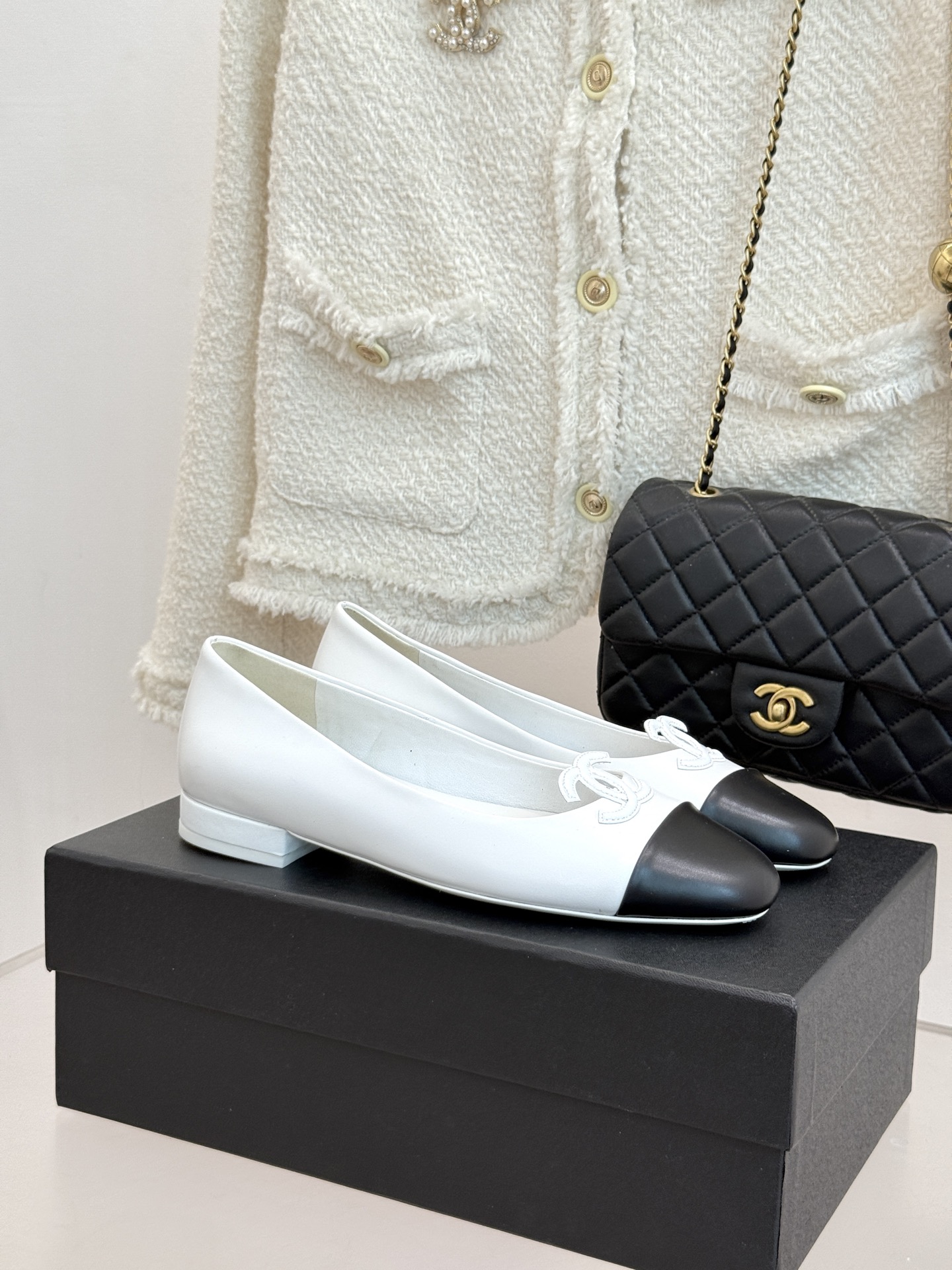 CHANE*｜小香26B新品双C 拼色平底芭蕾舞鞋单鞋 经典双C徽标辨识度高 撞色晕染柔雅层次感 小羊皮鞋面细腻如脂 圆