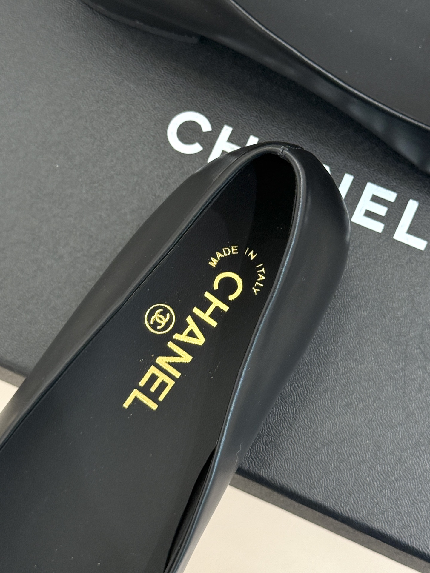CHANE*｜小香26B新品双C 拼色平底芭蕾舞鞋单鞋 经典双C徽标辨识度高 撞色晕染柔雅层次感 小羊皮鞋面细腻如脂 圆