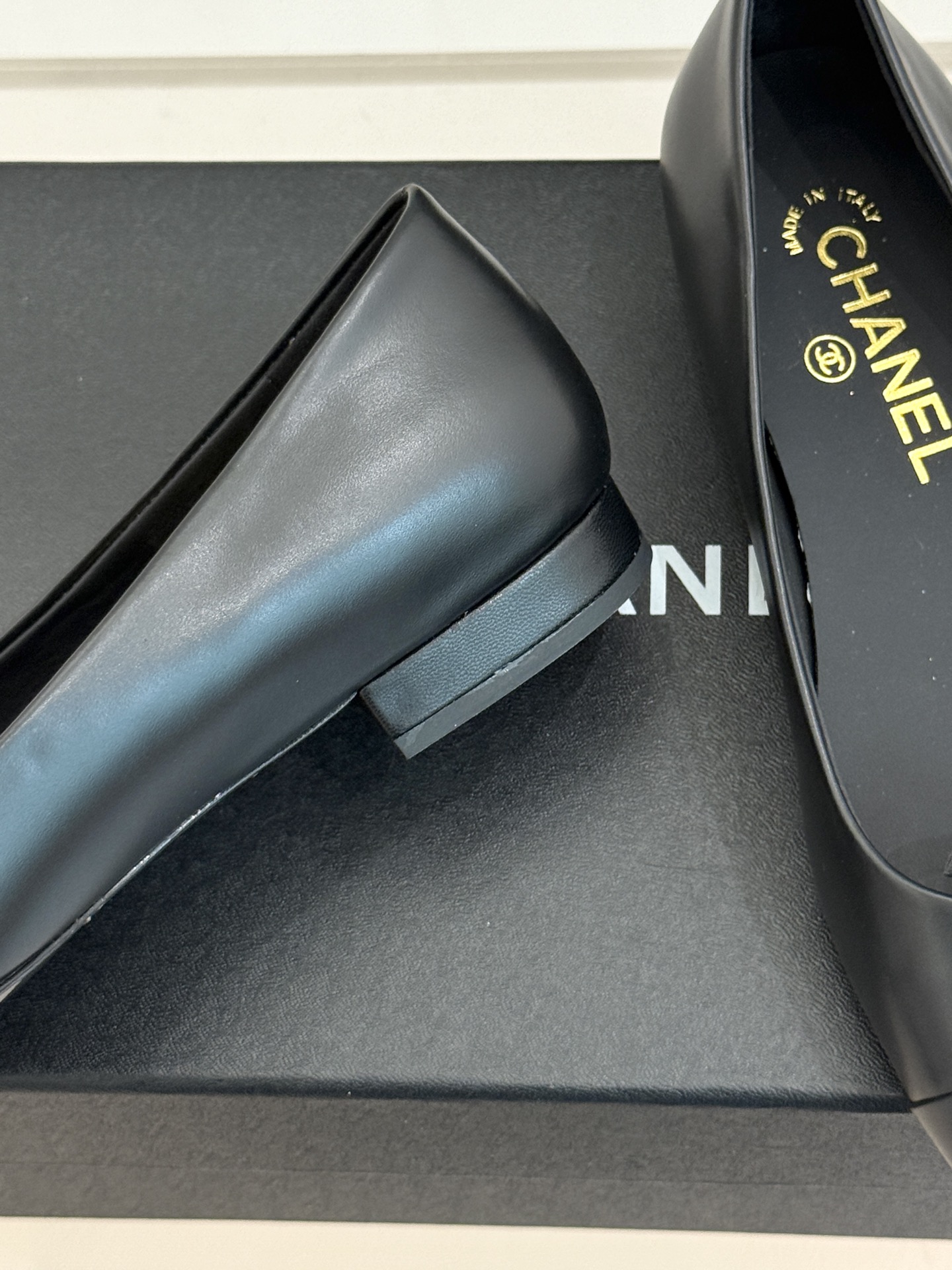 CHANE*｜小香26B新品双C 拼色平底芭蕾舞鞋单鞋 经典双C徽标辨识度高 撞色晕染柔雅层次感 小羊皮鞋面细腻如脂 圆