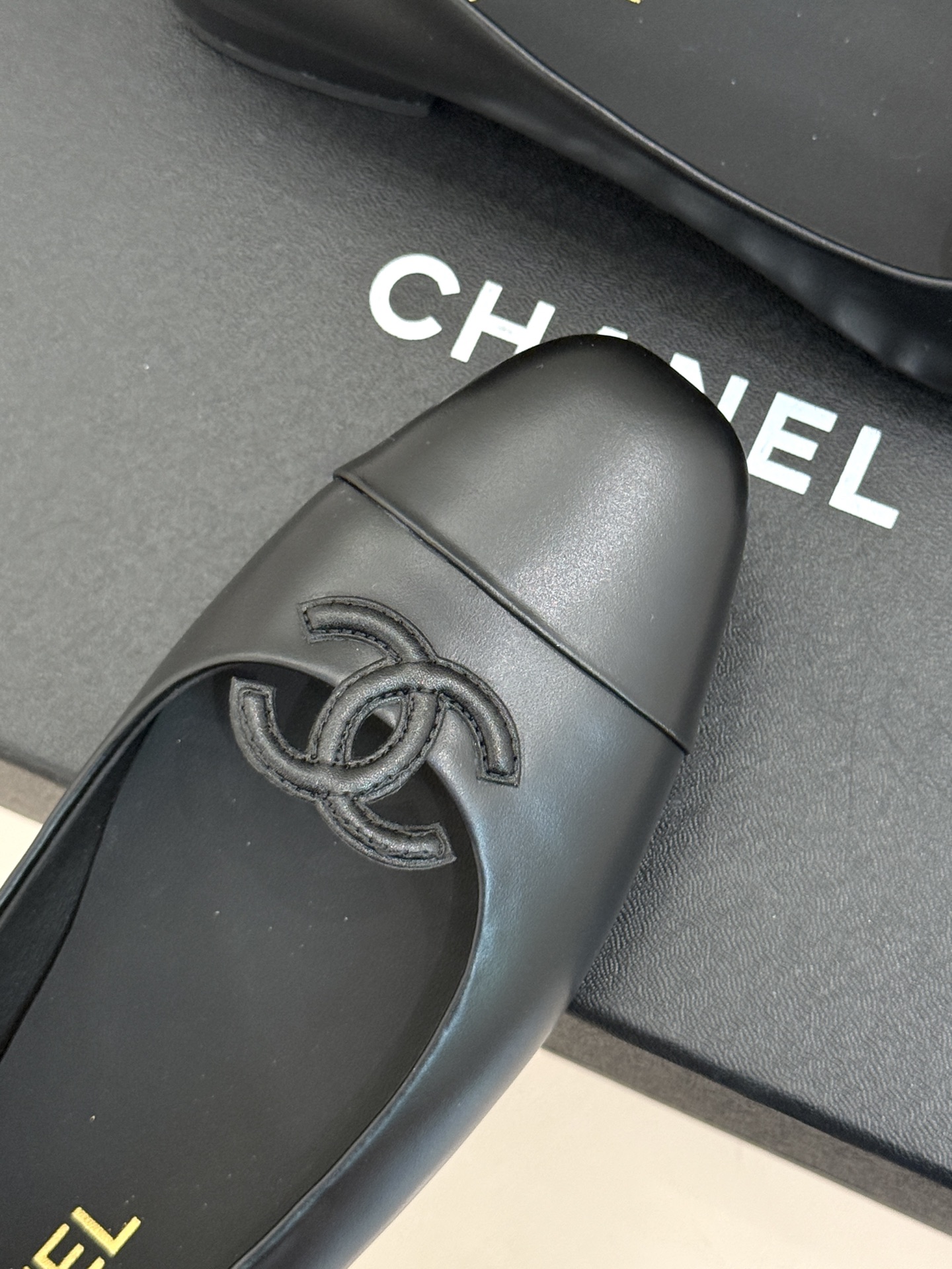 CHANE*｜小香26B新品双C 拼色平底芭蕾舞鞋单鞋 经典双C徽标辨识度高 撞色晕染柔雅层次感 小羊皮鞋面细腻如脂 圆