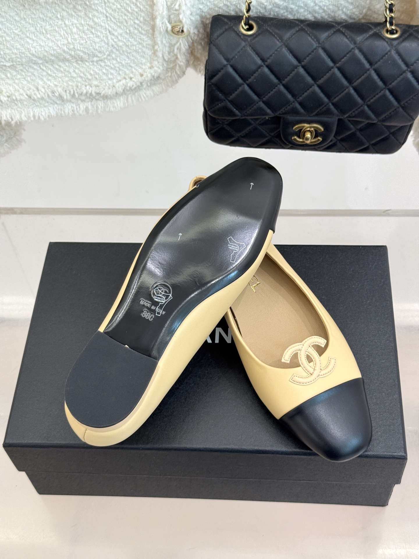CHANE*|小香26B新品双C 拼色平底芭蕾舞鞋单鞋 经典双C徽标辨识度高 撞色晕染柔雅层次感 小羊皮鞋面细腻如脂 圆 CHANE*|小香26B新品双C 拼色平底芭蕾舞鞋单鞋 经典双C徽标辨识度高 撞色晕染柔雅层次感 小羊皮鞋面细腻如脂 圆