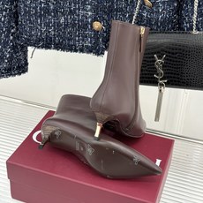 Gucci/古驰26WF新品老花 尖头金属跟高跟短靴 沙色双G老花铺陈复古肌理 尖头勾勒纤细足型线条 金调金属细跟撑起冷 Gucci/古驰26WF新品老花 尖头金属跟高跟短靴 沙色双G老花铺陈复古肌理 尖头勾勒纤细足型线条 金调金属细跟撑起冷