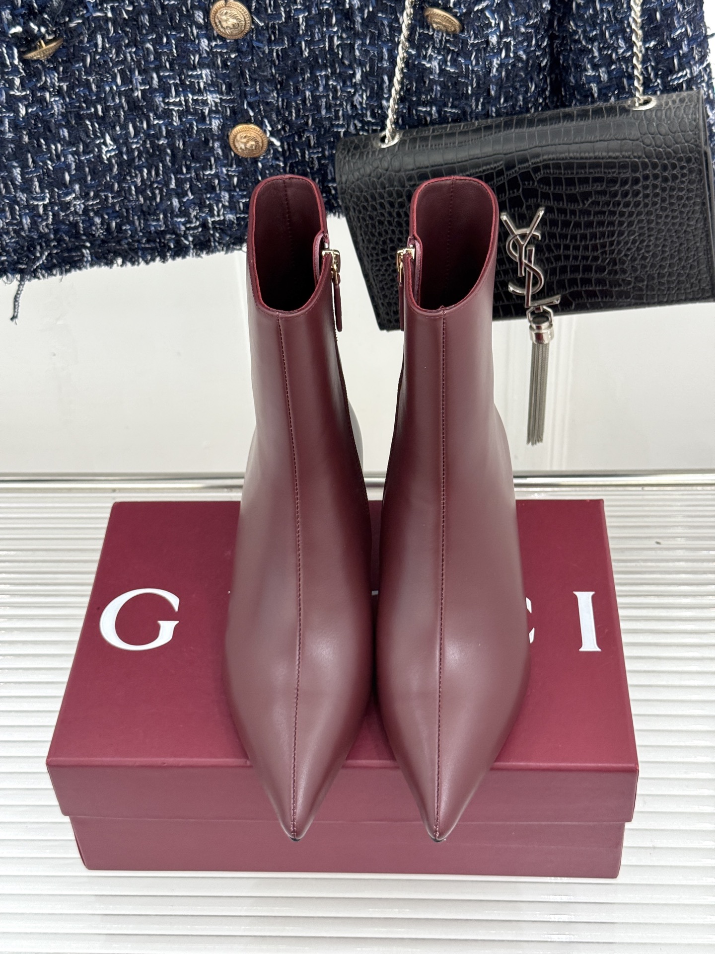 Gucci/古驰26WF新品老花 尖头金属跟高跟短靴 沙色双G老花铺陈复古肌理 尖头勾勒纤细足型线条 金调金属细跟撑起冷 Gucci/古驰26WF新品老花 尖头金属跟高跟短靴 沙色双G老花铺陈复古肌理 尖头勾勒纤细足型线条 金调金属细跟撑起冷