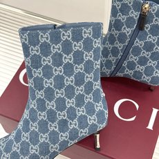 Gucci/古驰26WF新品老花 尖头金属跟高跟短靴 沙色双G老花铺陈复古肌理 尖头勾勒纤细足型线条 金调金属细跟撑起冷 Gucci/古驰26WF新品老花 尖头金属跟高跟短靴 沙色双G老花铺陈复古肌理 尖头勾勒纤细足型线条 金调金属细跟撑起冷