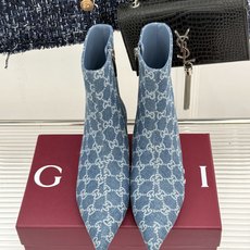 Gucci/古驰26WF新品老花 尖头金属跟高跟短靴 沙色双G老花铺陈复古肌理 尖头勾勒纤细足型线条 金调金属细跟撑起冷 Gucci/古驰26WF新品老花 尖头金属跟高跟短靴 沙色双G老花铺陈复古肌理 尖头勾勒纤细足型线条 金调金属细跟撑起冷
