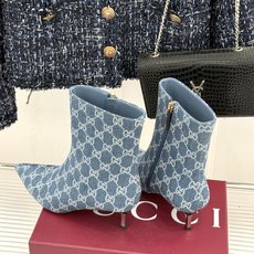 Gucci/古驰26WF新品老花 尖头金属跟高跟短靴 沙色双G老花铺陈复古肌理 尖头勾勒纤细足型线条 金调金属细跟撑起冷 Gucci/古驰26WF新品老花 尖头金属跟高跟短靴 沙色双G老花铺陈复古肌理 尖头勾勒纤细足型线条 金调金属细跟撑起冷