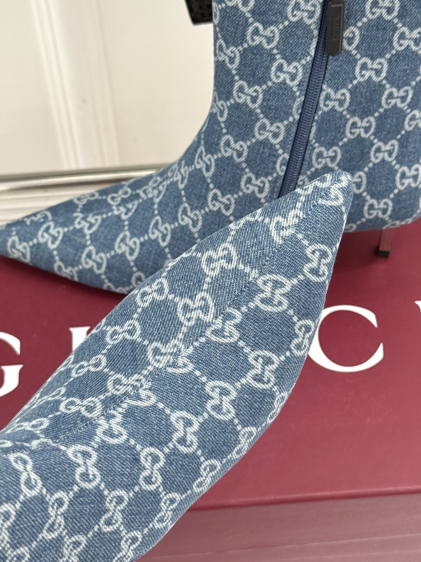 Gucci/古驰26WF新品老花 尖头金属跟高跟短靴 沙色双G老花铺陈复古肌理 尖头勾勒纤细足型线条 金调金属细跟撑起冷 Gucci/古驰26WF新品老花 尖头金属跟高跟短靴 沙色双G老花铺陈复古肌理 尖头勾勒纤细足型线条 金调金属细跟撑起冷