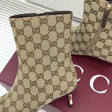 Gucci/古驰26WF新品老花 尖头金属跟高跟短靴 沙色双G老花铺陈复古肌理 尖头勾勒纤细足型线条 金调金属细跟撑起冷 Gucci/古驰26WF新品老花 尖头金属跟高跟短靴 沙色双G老花铺陈复古肌理 尖头勾勒纤细足型线条 金调金属细跟撑起冷