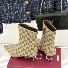 Gucci/古驰26WF新品老花 尖头金属跟高跟短靴 沙色双G老花铺陈复古肌理 尖头勾勒纤细足型线条 金调金属细跟撑起冷 Gucci/古驰26WF新品老花 尖头金属跟高跟短靴 沙色双G老花铺陈复古肌理 尖头勾勒纤细足型线条 金调金属细跟撑起冷