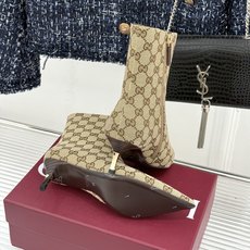 Gucci/古驰26WF新品老花 尖头金属跟高跟短靴 沙色双G老花铺陈复古肌理 尖头勾勒纤细足型线条 金调金属细跟撑起冷 Gucci/古驰26WF新品老花 尖头金属跟高跟短靴 沙色双G老花铺陈复古肌理 尖头勾勒纤细足型线条 金调金属细跟撑起冷