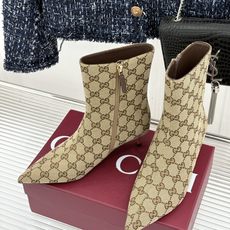 Gucci/古驰26WF新品老花 尖头金属跟高跟短靴 沙色双G老花铺陈复古肌理 尖头勾勒纤细足型线条 金调金属细跟撑起冷 Gucci/古驰26WF新品老花 尖头金属跟高跟短靴 沙色双G老花铺陈复古肌理 尖头勾勒纤细足型线条 金调金属细跟撑起冷