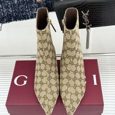 Gucci/古驰26WF新品老花 尖头金属跟高跟短靴 沙色双G老花铺陈复古肌理 尖头勾勒纤细足型线条 金调金属细跟撑起冷 Gucci/古驰26WF新品老花 尖头金属跟高跟短靴 沙色双G老花铺陈复古肌理 尖头勾勒纤细足型线条 金调金属细跟撑起冷