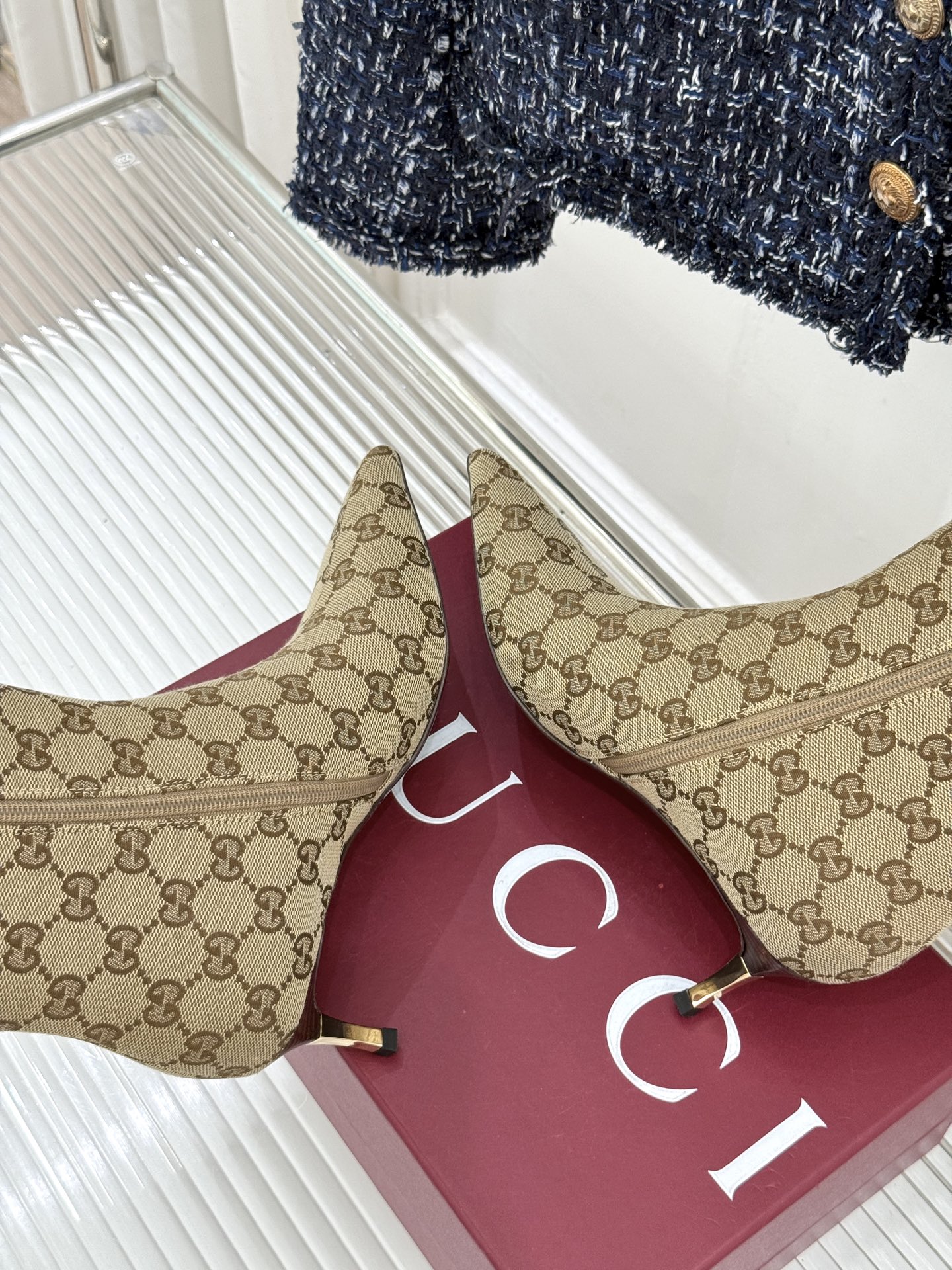 Gucci/古驰26WF新品老花 尖头金属跟高跟短靴 沙色双G老花铺陈复古肌理 尖头勾勒纤细足型线条 金调金属细跟撑起冷 Gucci/古驰26WF新品老花 尖头金属跟高跟短靴 沙色双G老花铺陈复古肌理 尖头勾勒纤细足型线条 金调金属细跟撑起冷